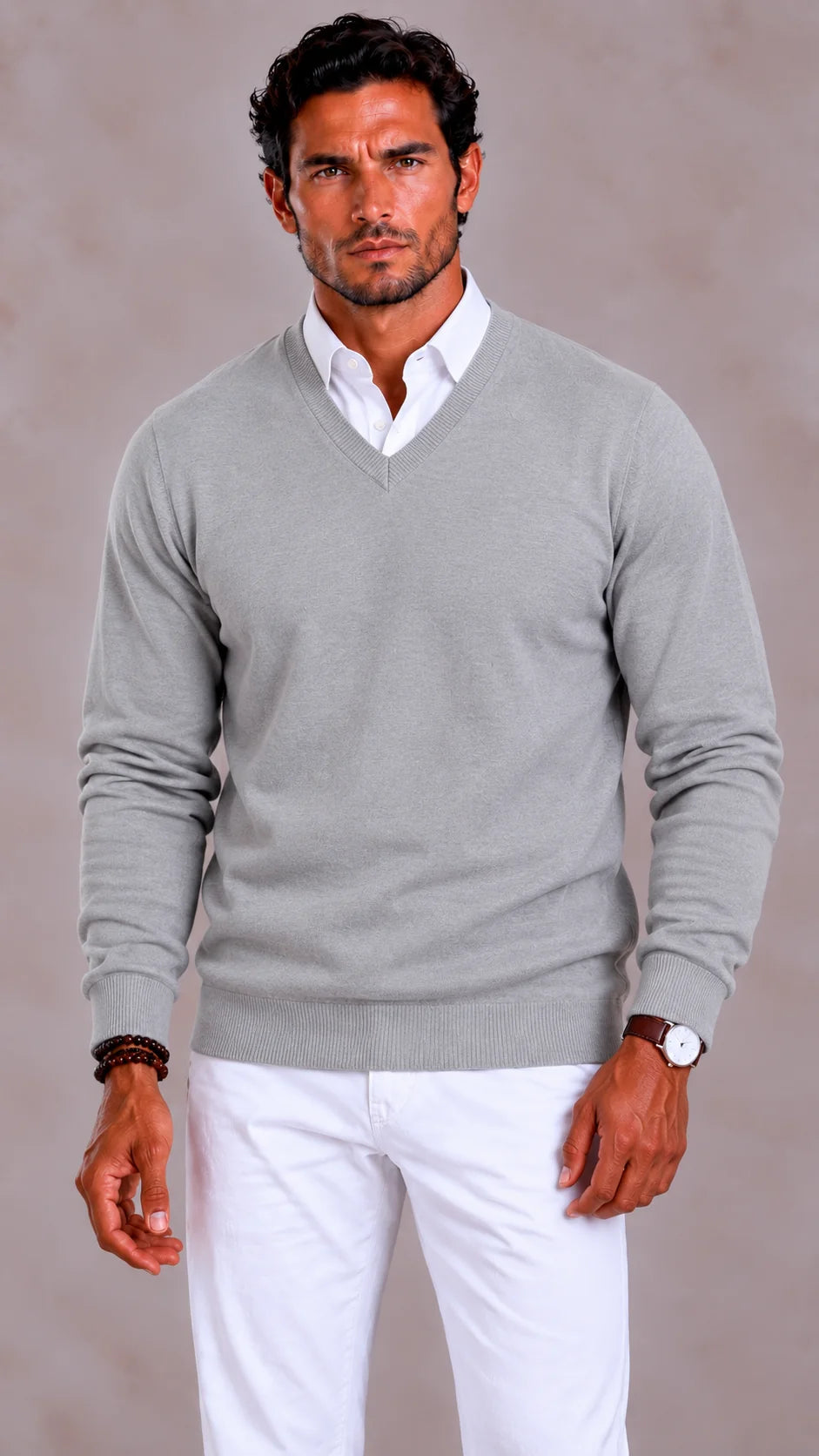 Beżowy sweter męski slim fit z dekoltem w serek, widok z tyłu
