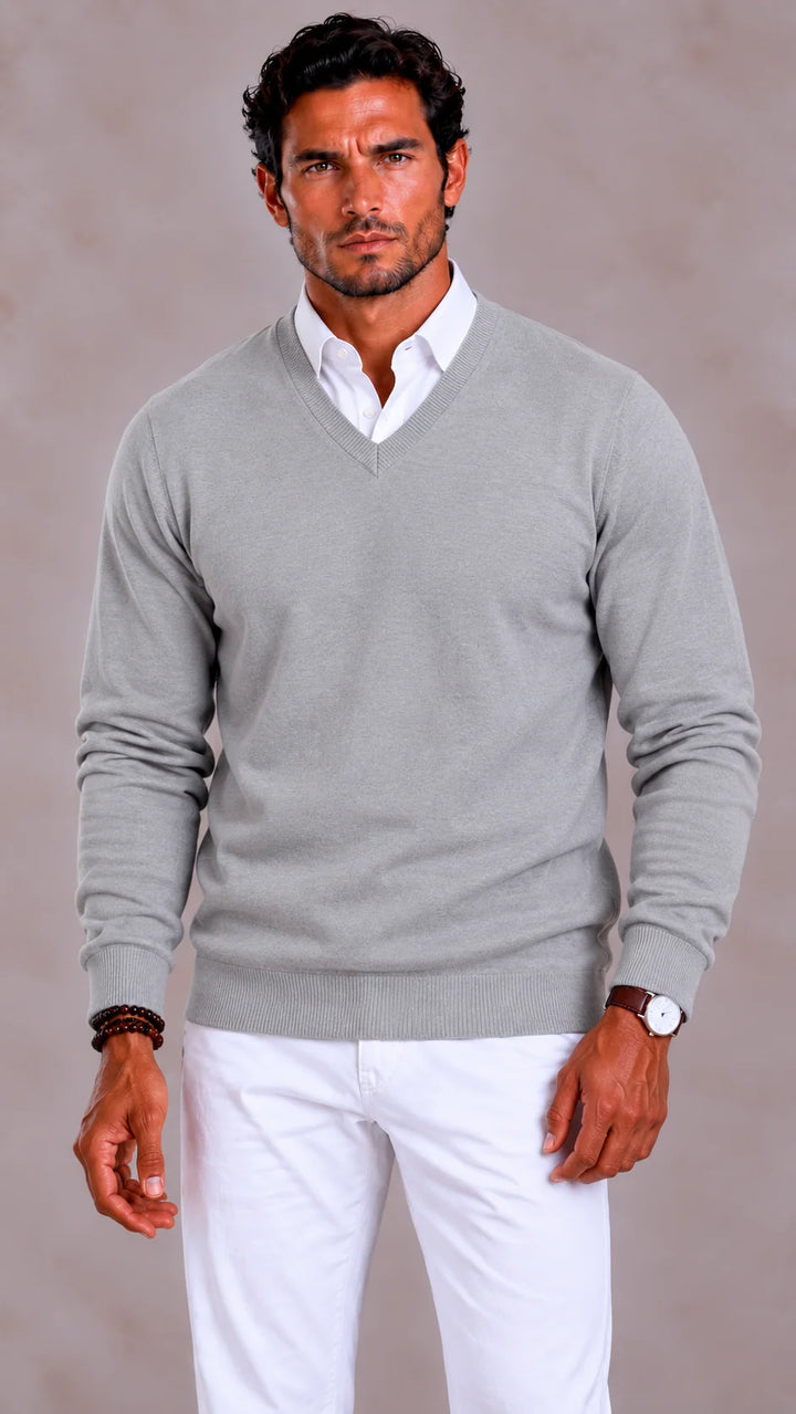 Beżowy sweter męski slim fit z dekoltem w serek, widok z tyłu