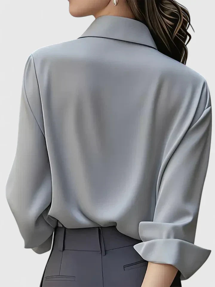 Biała koszula damska z kołnierzem i minimalistycznym designem do stylizacji formalnych
