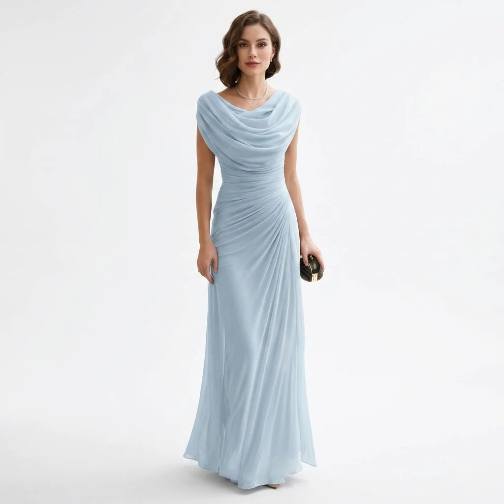 Widok z boku sukienki maxi pokazujący płynne zakładki i elegancki krój.