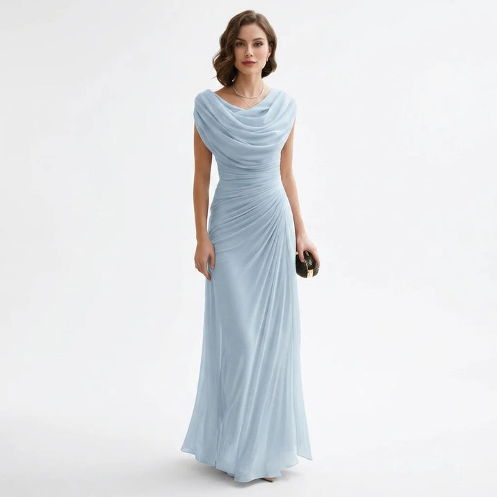 Widok z boku sukienki maxi pokazujący płynne zakładki i elegancki krój.