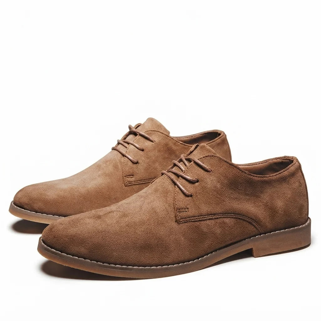 Męskie buty Oxford z wegańskiego zamszu ze sznurowaniem prezentowane z przodu na białym tle