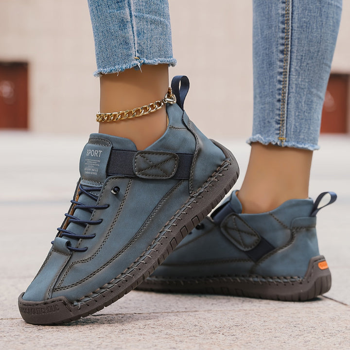 Szczegół sznurowania i paska na Damskich Sneakersach Ortopedycznych Sznurowanych z widocznym układem cholewki