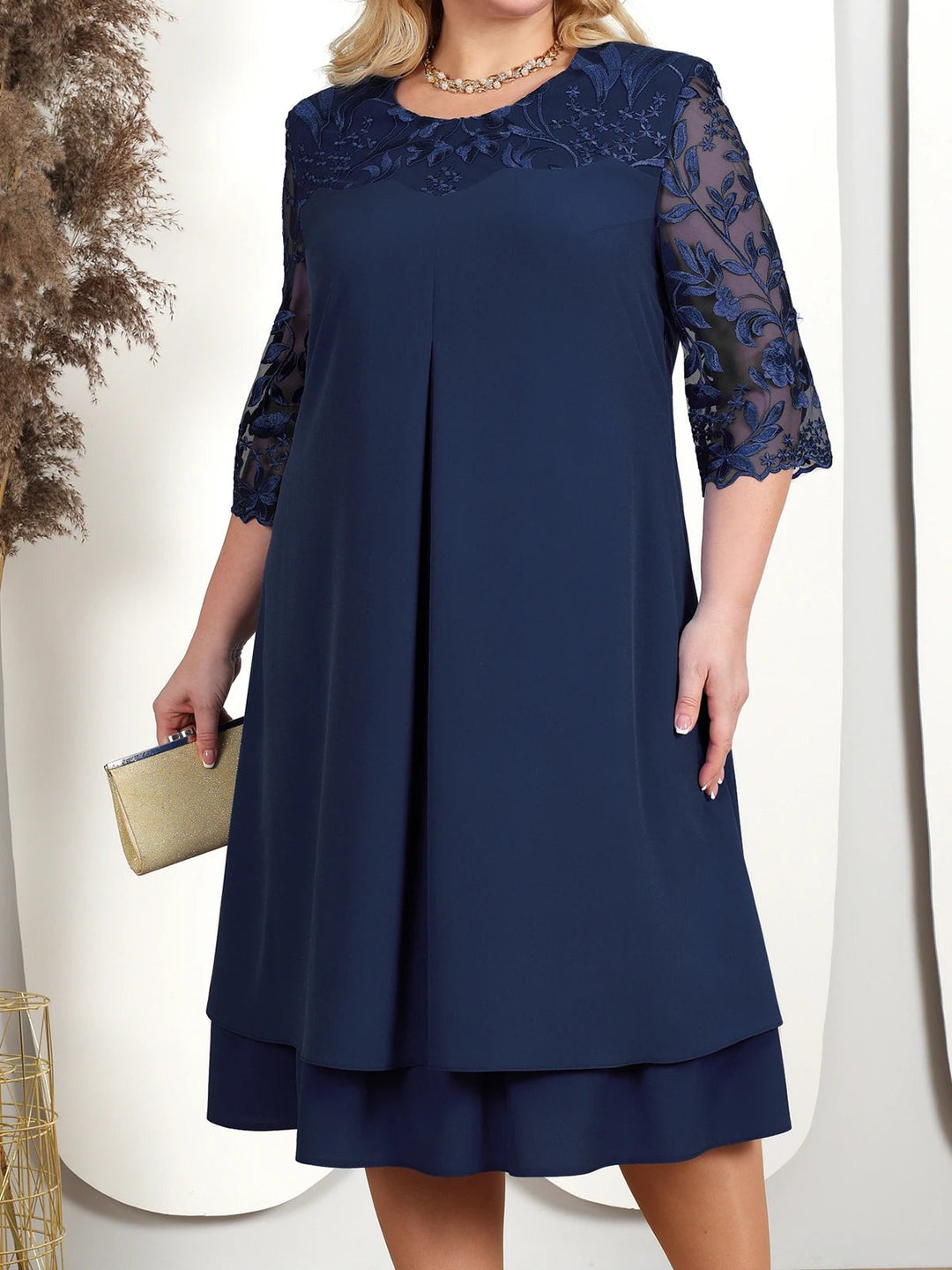 Sukienka Plus Size z Dekoracyjnym Haftem w kolorze granatowym z przezroczystymi rękawami z kwiatowym haftem i trapezowym krojem