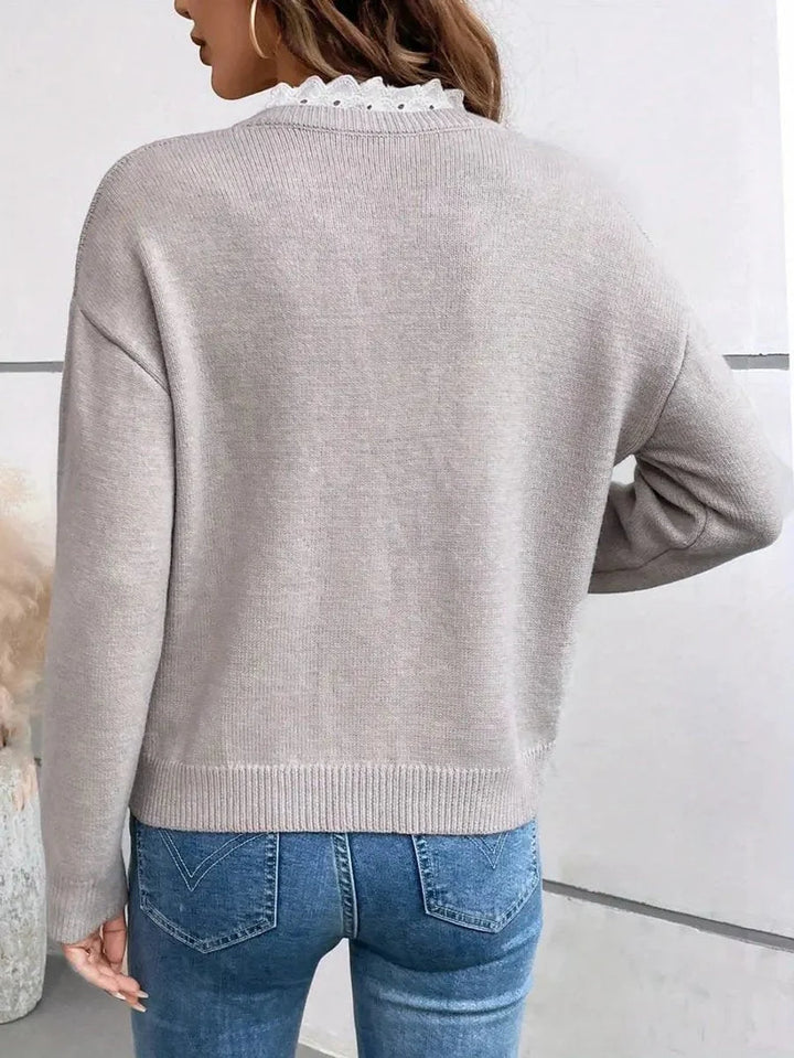 Sweter dzianinowy z koronką damski, dekolt V z białym wykończeniem, granatowy, widok detalu koronki