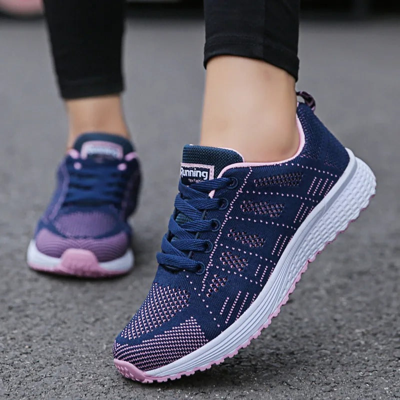 Białe sneakersy damskie oddychające z przodu prezentujące wulkanizowaną podeszwę