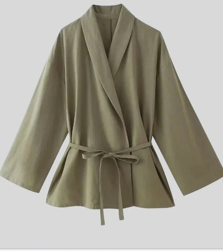 Lniany komplet dwuczęściowy w beżu z narzutką typu kimono i szerokimi nogawkami