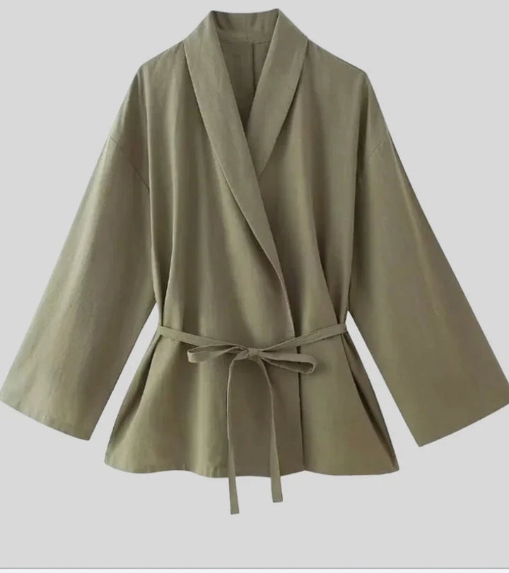 Lniany komplet dwuczęściowy w beżu z narzutką typu kimono i szerokimi nogawkami