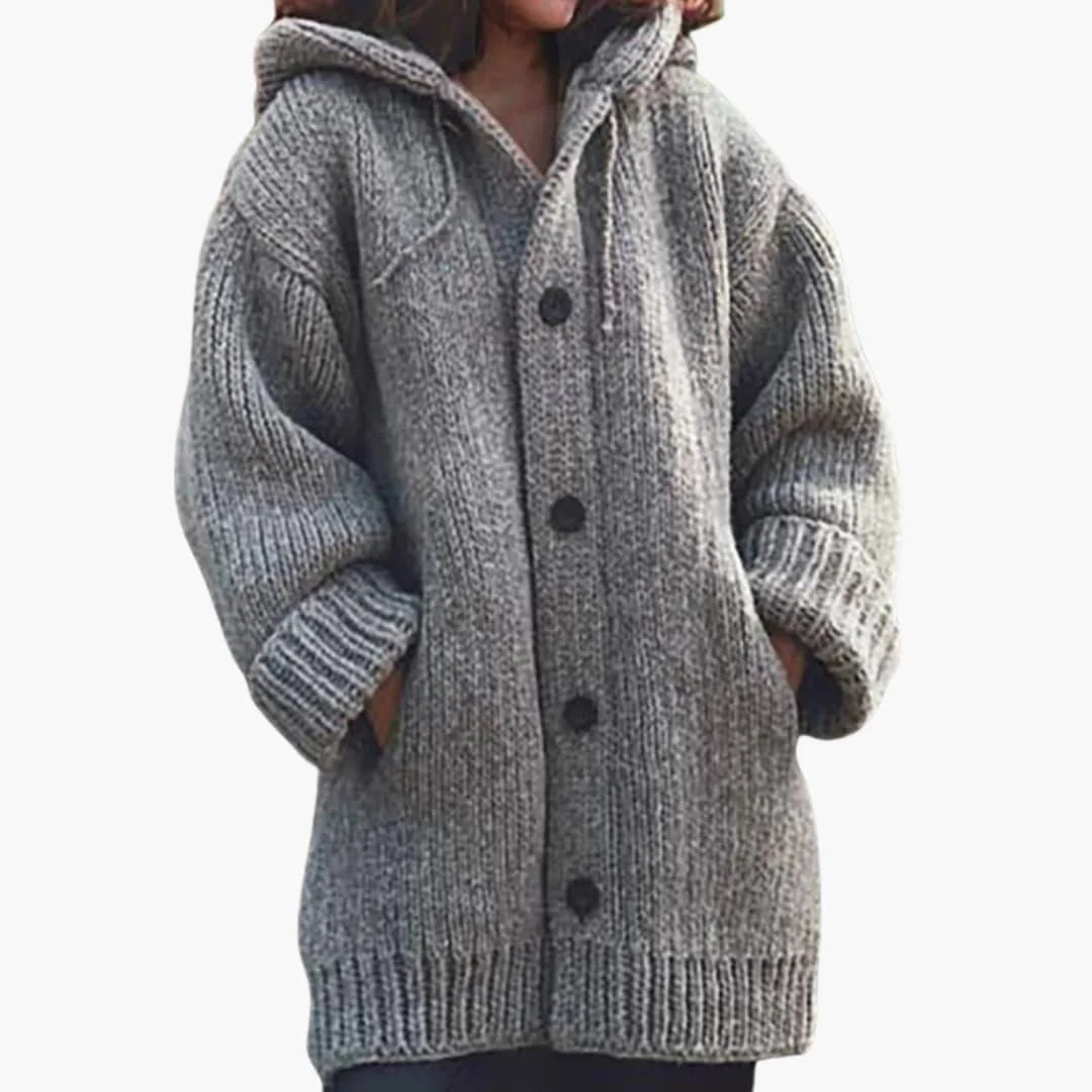 Długi kardigan damski z kapturem zapinany na guziki, widok z przodu, gruby wyrazisty splot