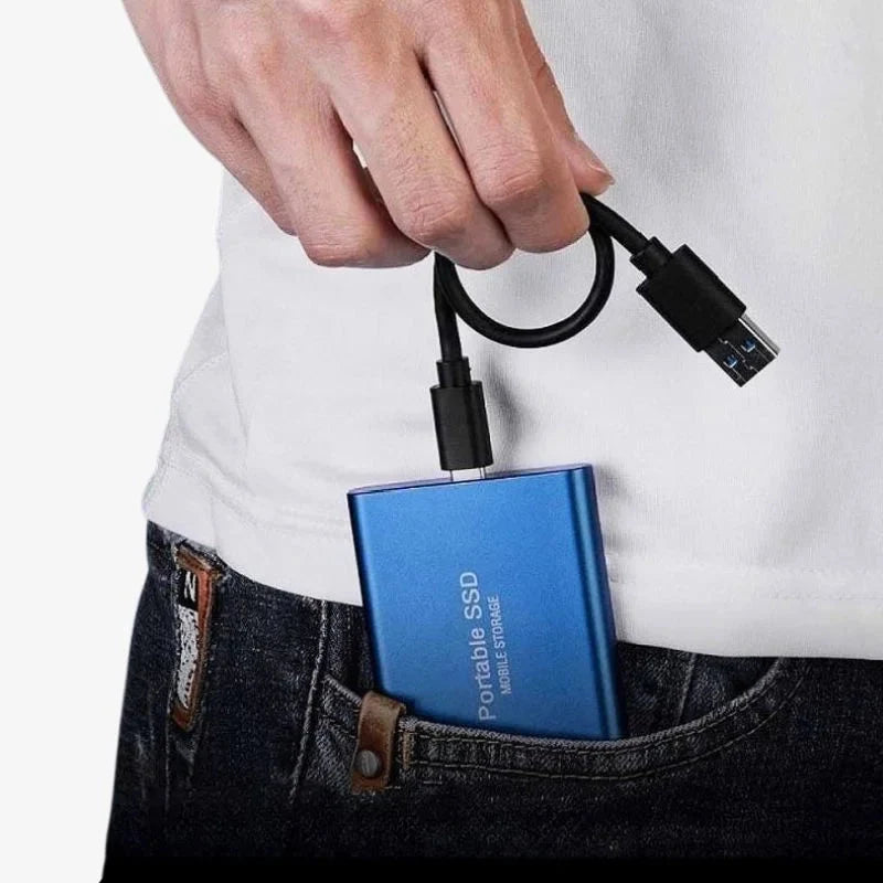 Dysk SSD zewnętrzny z kablem USB-C pokazujący port Type-C i kompaktową konstrukcję metalową