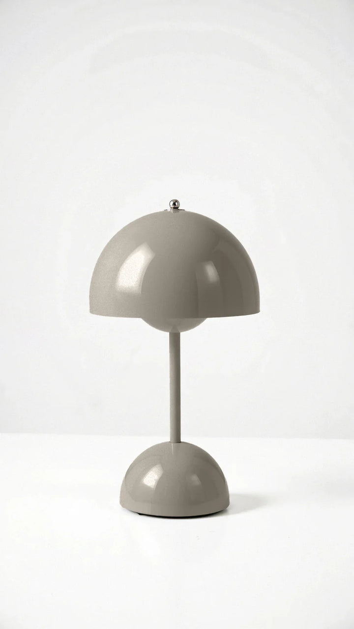 Lampa stołowa z ładowaniem USB w kolorze żółtym na jasnym tle
