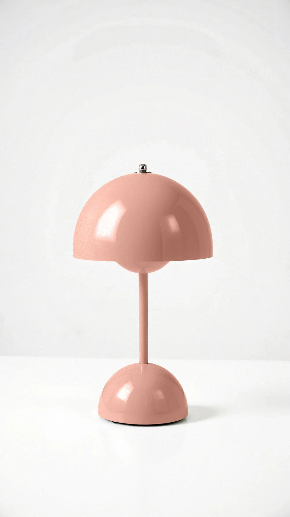 Lampa stołowa o minimalistycznym designie w kolorze szarym z włączonym światłem
