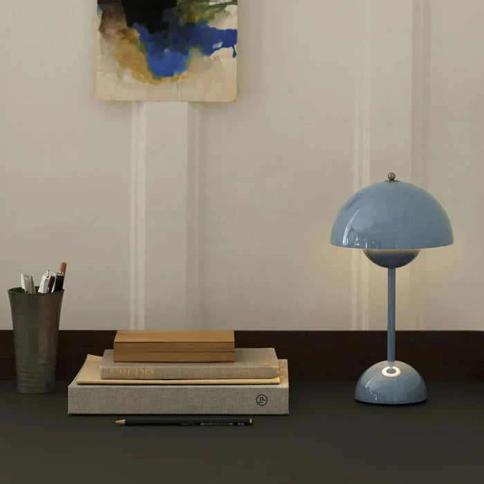 Lampa stołowa o nowoczesnym designie z dotykowym przełącznikiem w kolorze niebieskim