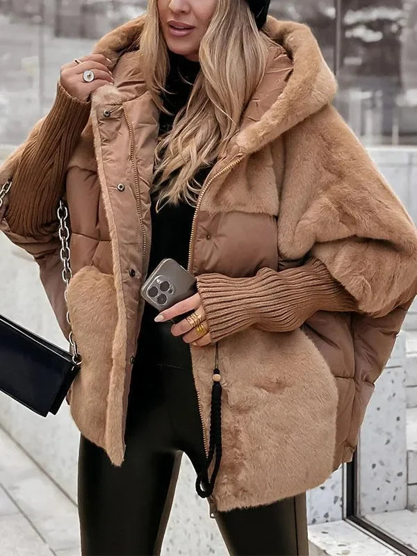 Szczegół beżowej kurtki zimowej damskiej z kapturem, widoczne dzianinowe mankiety i ocieplenie wewnętrzne