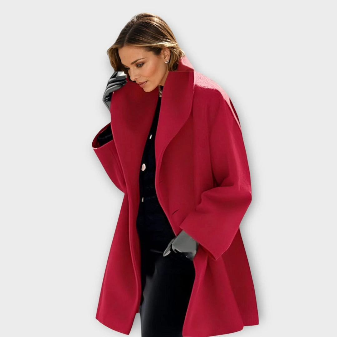 Płaszcz damski wełniany oversized w pełnej długości, ukazujący proporcje i swobodny krój całego modelu