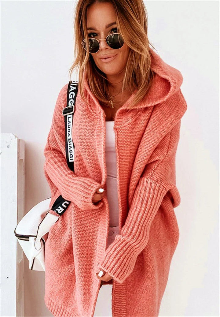 Sweter damski rozpinany oversize z kapturem w koralowym odcieniu z teksturowaną dzianiną i zapięciem na guziki