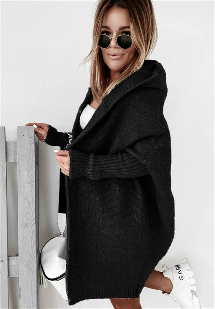 Sweter oversize damski rozpinany w całości zapięty prezentujący luźny krój i strukturalny splot