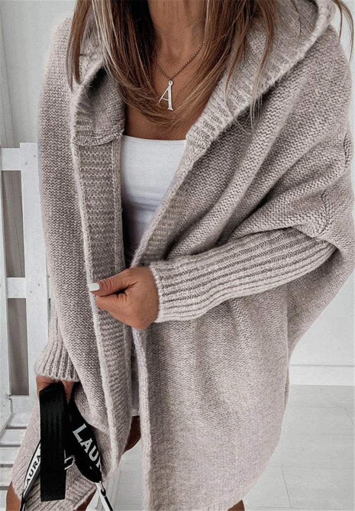 Sweter oversize damski rozpinany z kapturem w codziennej casualowej stylizacji