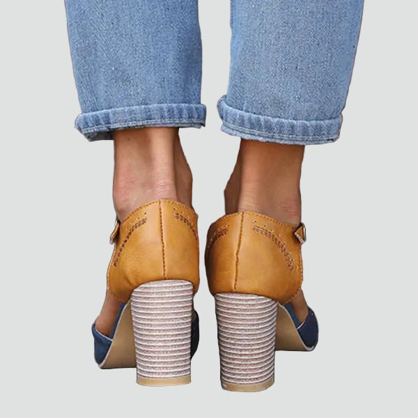 Buty na obcasie z regulowanym paskiem wokół kostki zapinane na klamrę