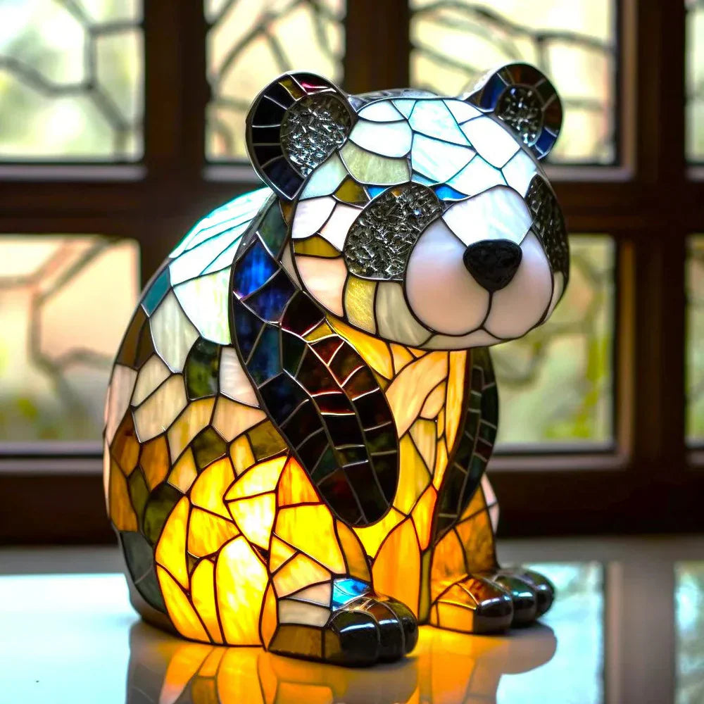 Lampa Artystyczna w stylu witrażowym przedstawiająca pandę z kolorowym szkłem bursztynowym i niebieskim na tle okna