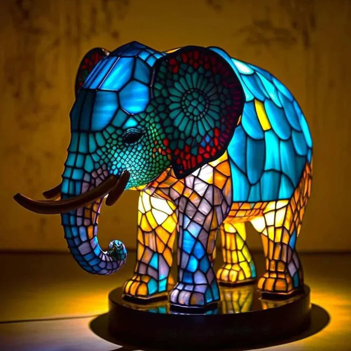 Lampa stołowa w stylu witrażowym z motywem zwierzęcia rozprowadzająca ciepłe światło w pomieszczeniu