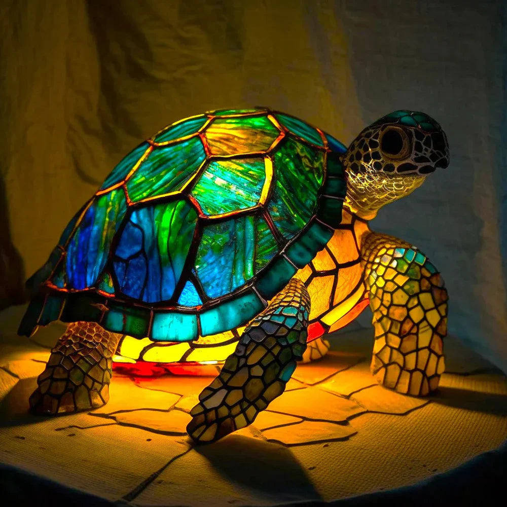 Lampa w stylu witrażu z przedstawieniem zwierzęcia wykonana z kolorowego szkła w ciepłych odcieniach