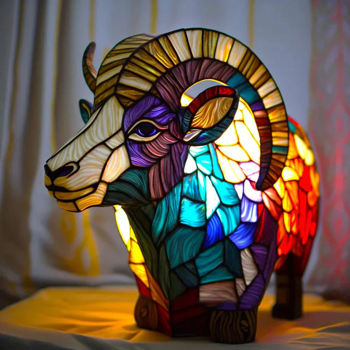 Lampa dekoracyjna w stylu witrażowym z wzorem zwierzęcia na metalowej podstawie oświetlająca przestrzeń