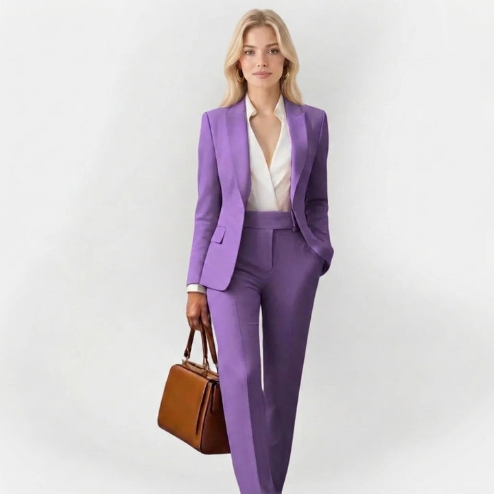 Kobieta w formalnym garniturze damskim prezentująca elegancki styl biznesowy
