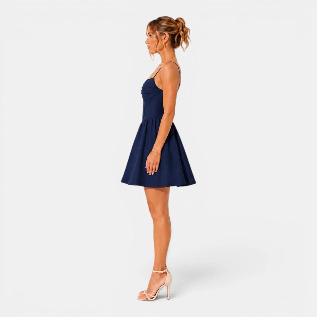 Sukienka mini na ramiączkach z rozkloszowanym dołem, model w ruchu