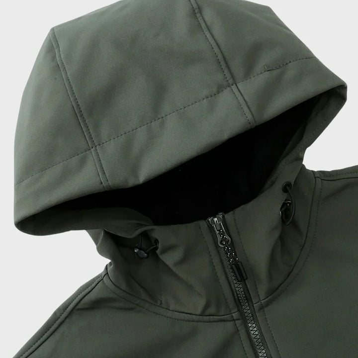 Beżowa kurtka softshell męska z czarną podszewką i wieloma kieszeniami funkcjonalnymi