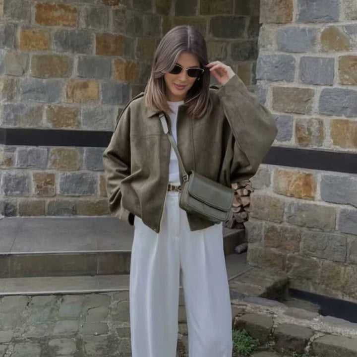Kobieta w khaki kurtce damskiej z długim rękawem i wykładanym kołnierzem, przejściowej, widok z boku