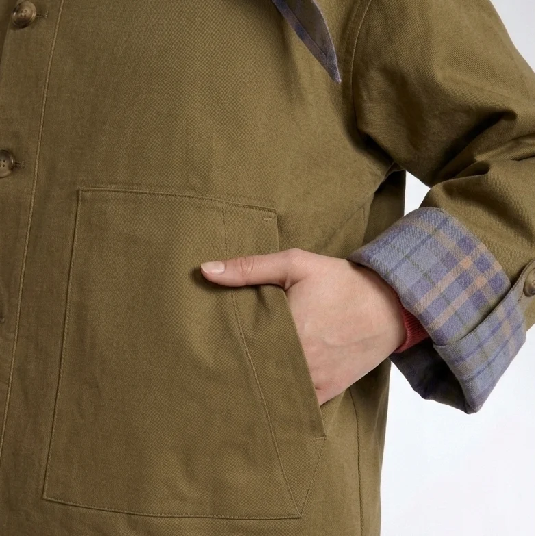 Oversize płaszcz damski z praktyczną kieszenią i jesiennymi akcentami