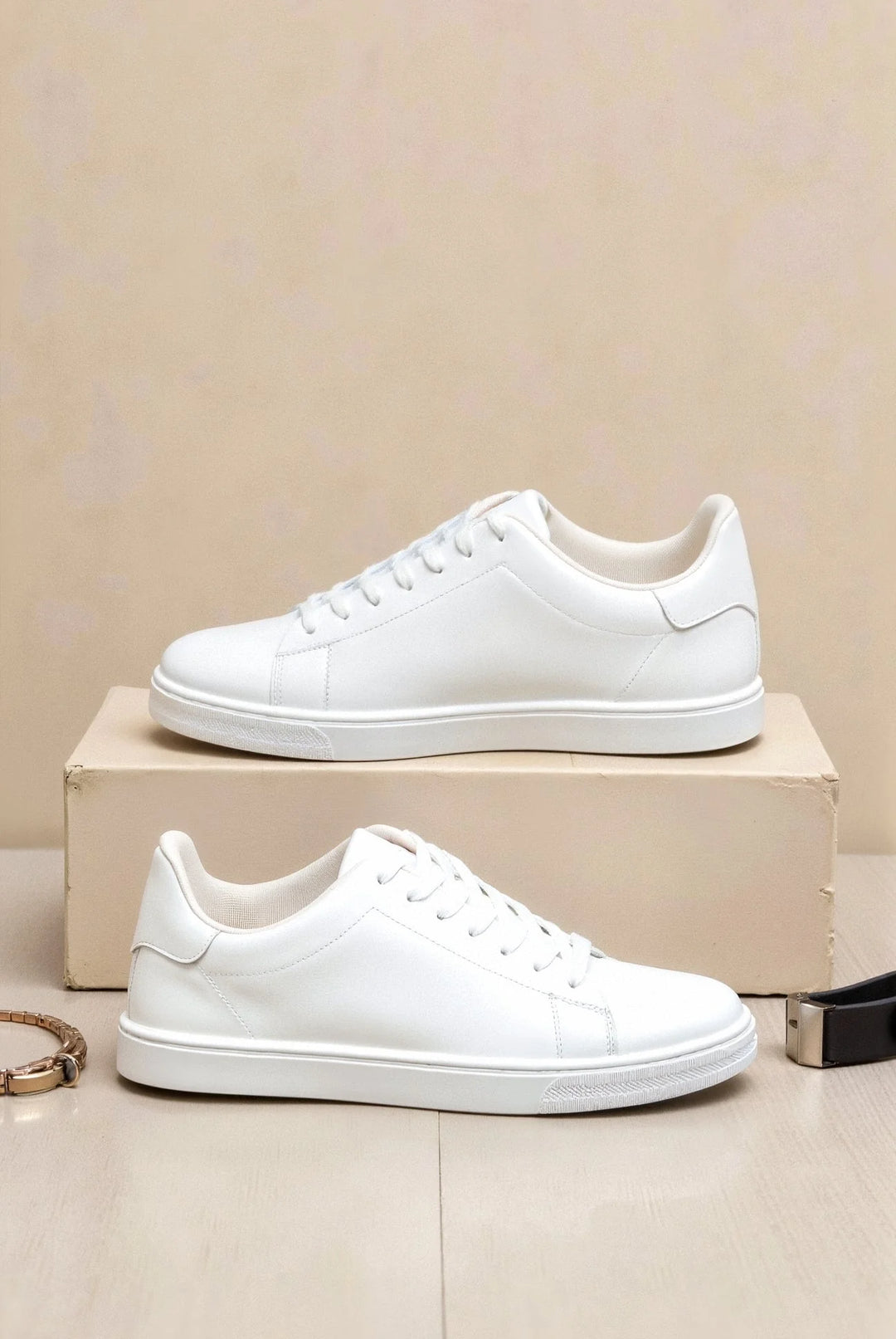 Sneakersy męskie białe minimalistyczne o niskim profilu z klasycznym sznurowaniem i gumową podeszwą na beżowym tle
