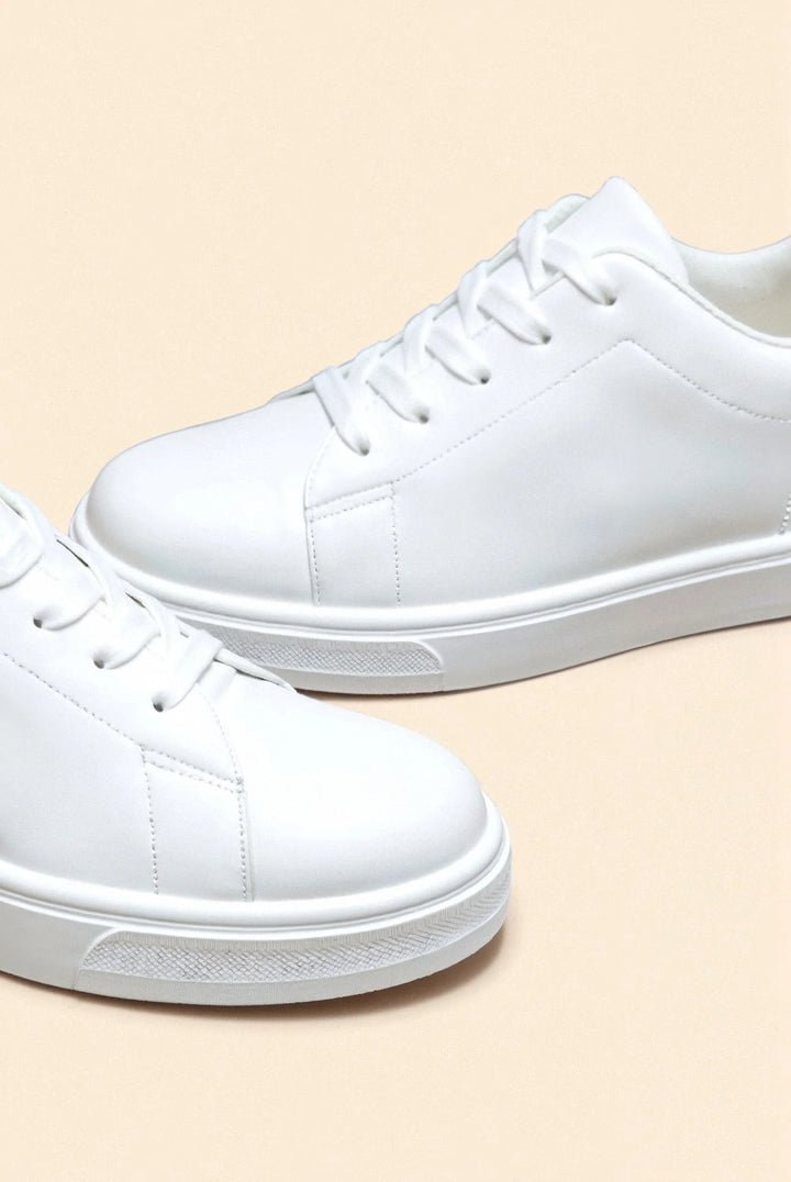 Sneakersy męskie białe z bliska ukazujące detale sznurowania i gładką fakturę materiału