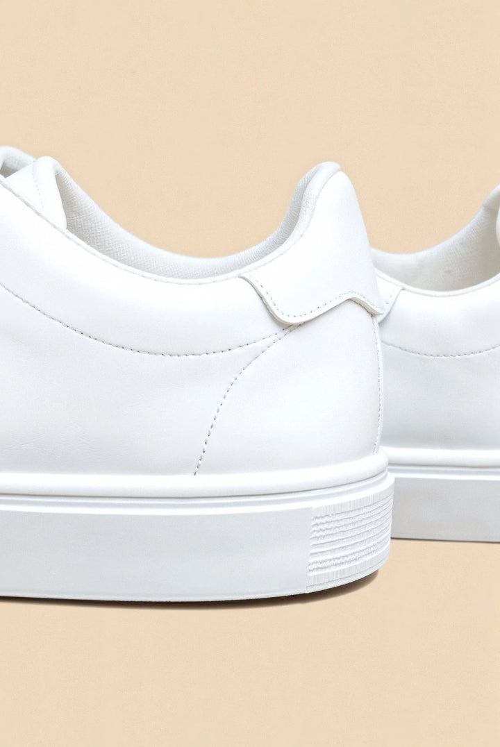 Sneakersy męskie białe z detalu bocznego ukazujące strukturę materiału i gumową podeszwę