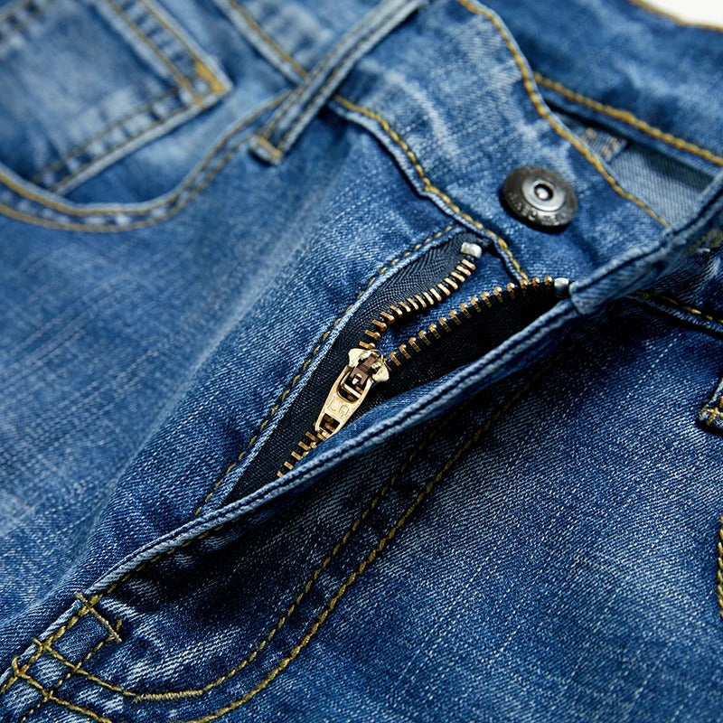 Męskie spodenki jeansowe z przodu, widoczne kieszenie przednie i tradycyjne zapięcie na guzik