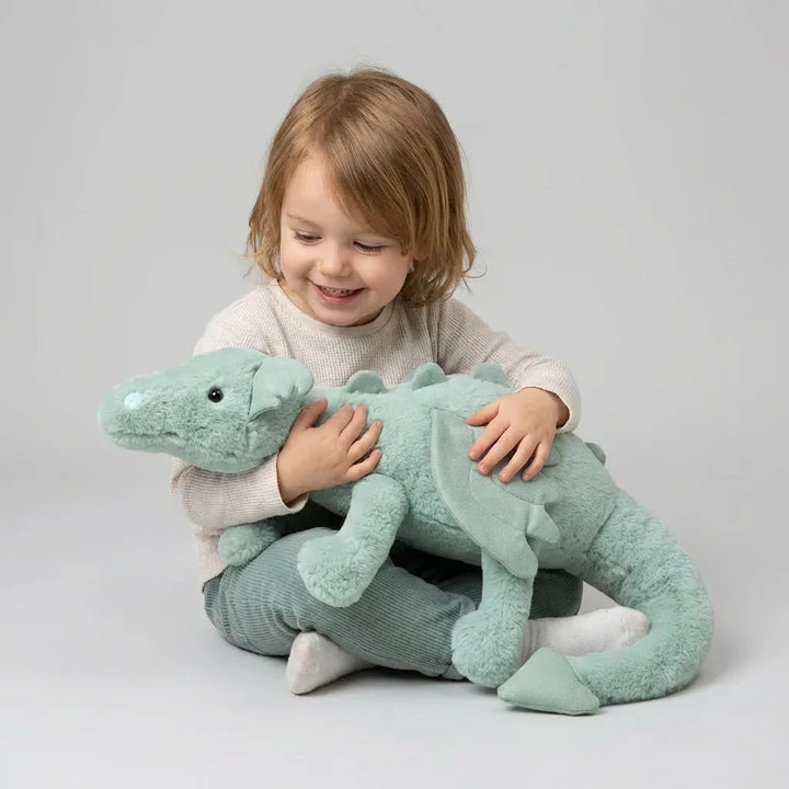 Pluszowa zabawka CuddleDragon – miękki smok w kolorze miętowym trzymany przez dziecko, widoczne detale pyska i skrzydła