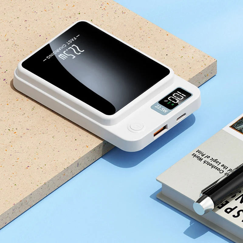 Czarny powerbank 20000mAh z wytłoczonym kółkiem ładowania bezprzewodowego na matowej powierzchni