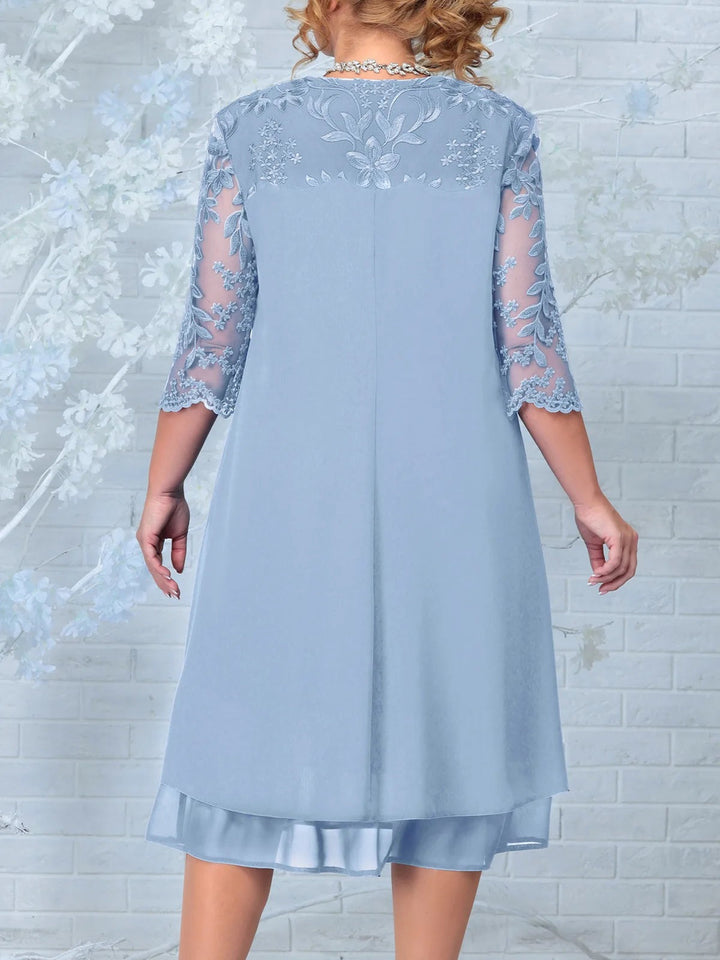 Sukienka plus size z dekoracyjnym haftem w fasonie A-line, długość midi, widok całości
