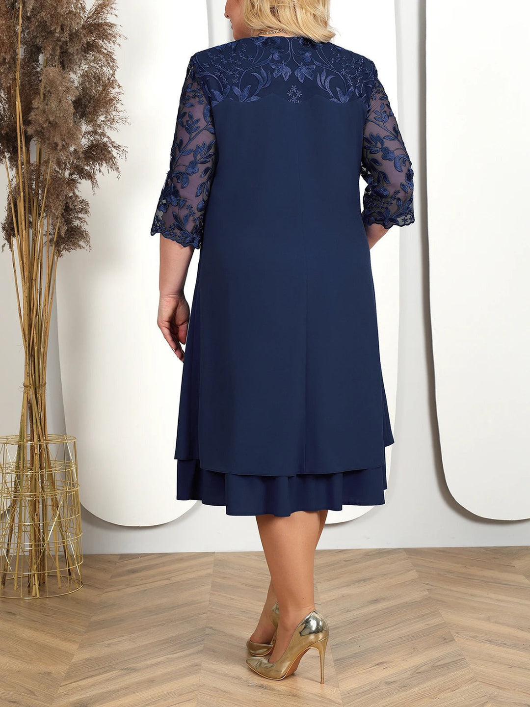 Detale haftu na ramionach sukienki plus size, transparentna siatka z kwiatowym wzorem