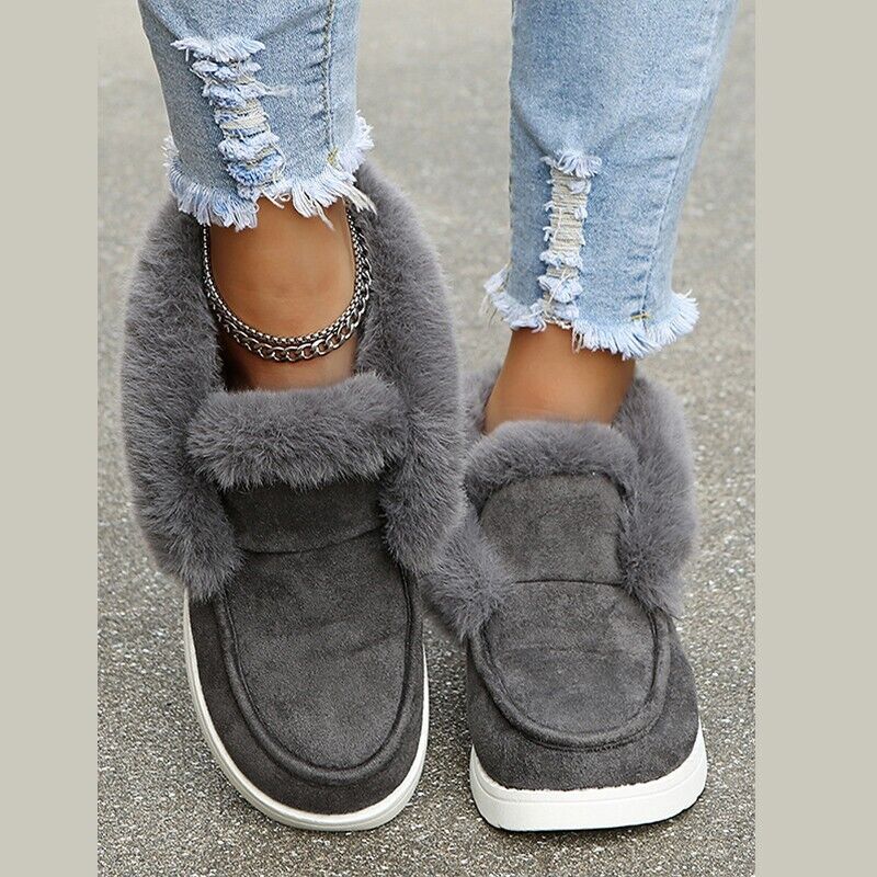Zimowe buty wsuwane z zamszową cholewką i białą podeszwą