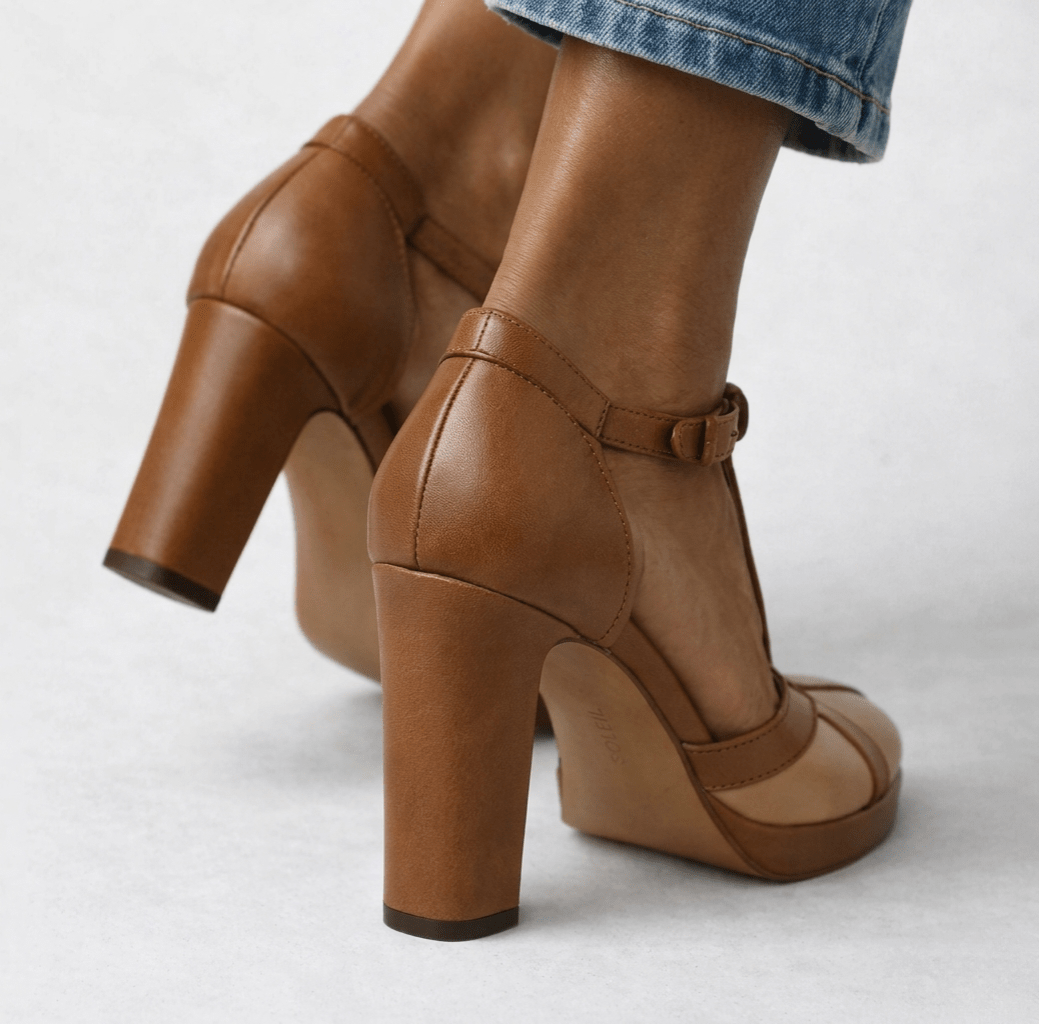 Letnie buty na wysokim obcasie z platformą i regulowanym paskiem detale konstrukcji