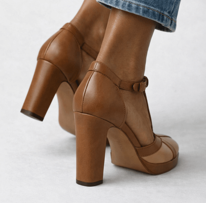 Letnie buty na wysokim obcasie z platformą i regulowanym paskiem detale konstrukcji