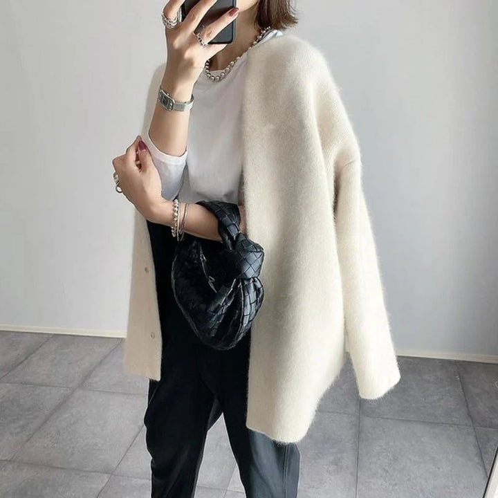 Kardigan damski długi oversized w beżu, widok z boku, długość za biodra, luźny krój