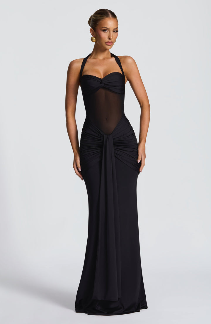 Elegancka suknia wieczorowa maxi z dekoltem halter i modelującym krojem na wesela