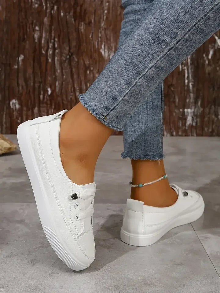 Sneakersy damskie płaska podeszwa z bieżnikiem widok podeszwy i profilu buta