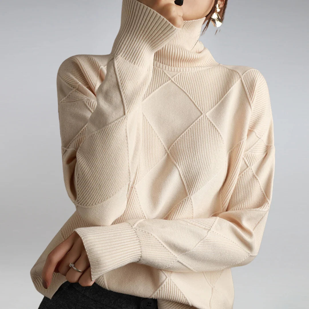 Sweter golf damski beżowy w pełnej długości, luźny krój i geometryczny wzór