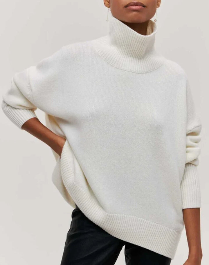 Sweter damski golf oversize w kremowym kolorze z wysokim kołnierzem i luźnym krojem