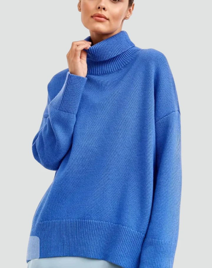Sweter damski golf oversize w kremowym odcieniu na modelce