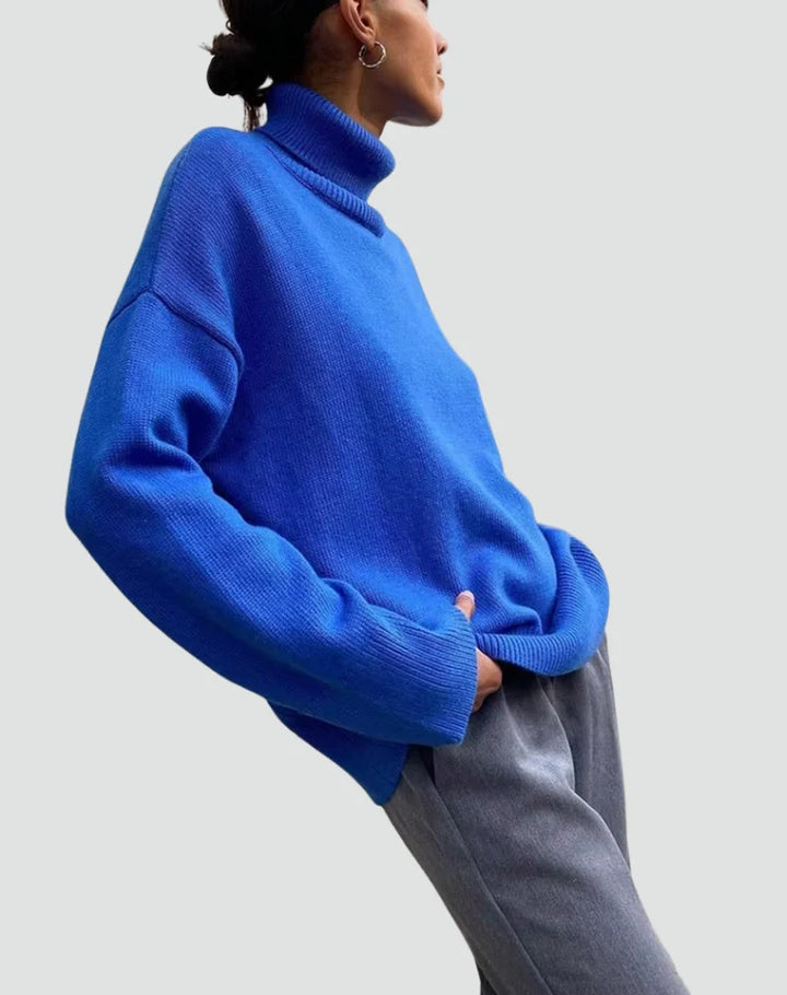 Sweter damski golf oversize w kolorze jasnym z gładką dzianiną